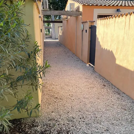 Bastidon Et Son Patio A Remy De Provence * Saint-Remy-de-Provence